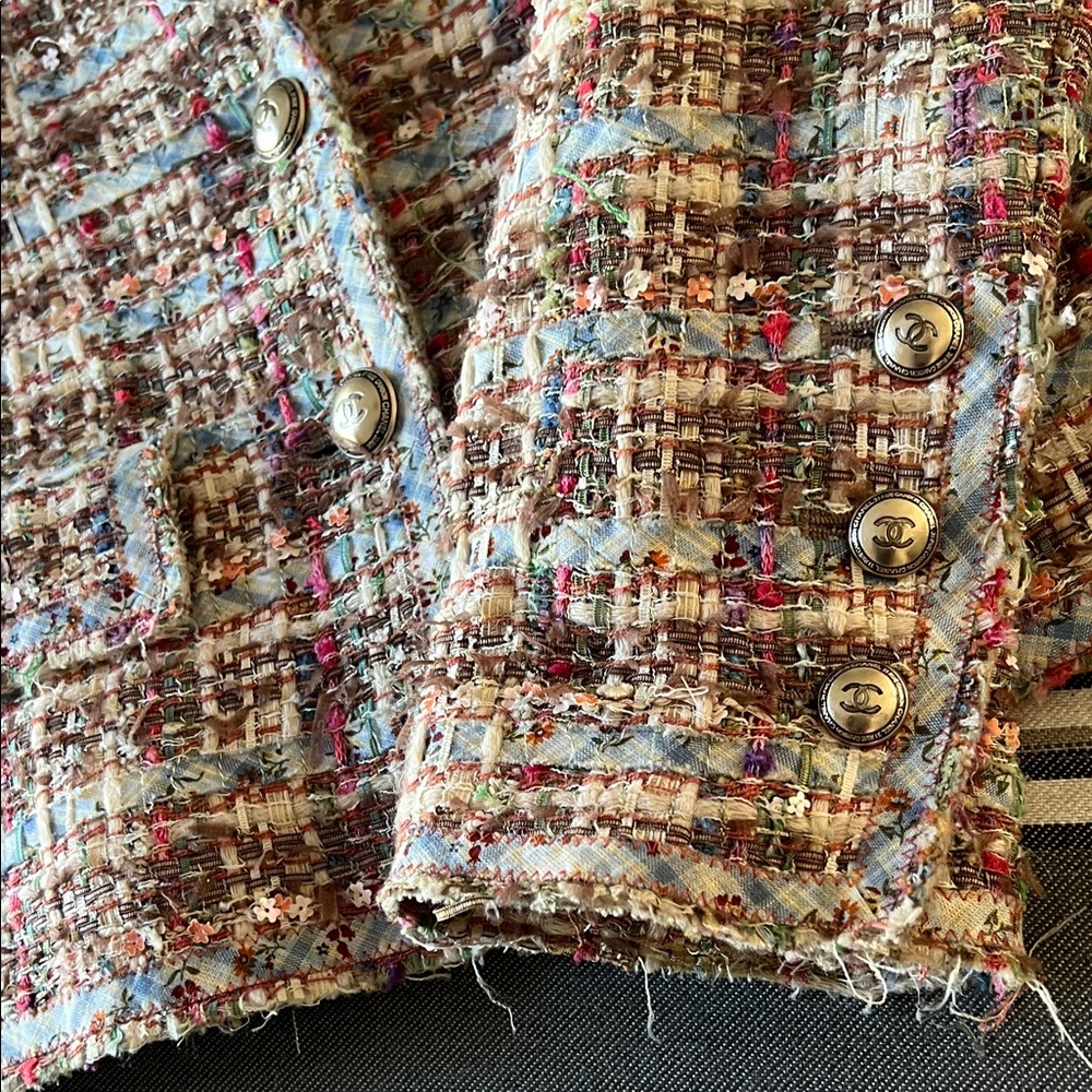 Chanel Elegant Tweed Blazer with Gold Buttons - Picture 2 of 5